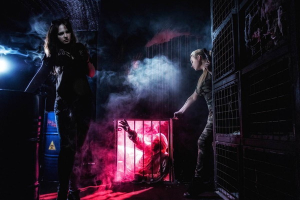 Фотография перформанса «Обитель зла»